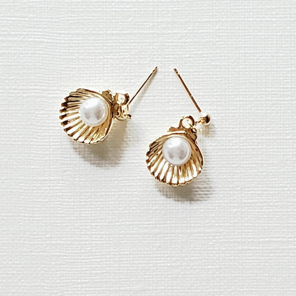 Gold plated ball post shell with pearl earring - Picture 3 of 7